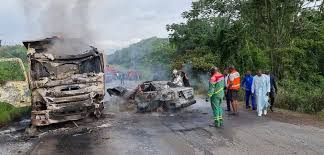 Un bus de l'agence United prend feu à Édéa, aucun blessé